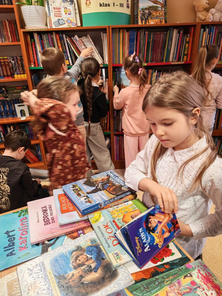 Pasowanie uczniów klas pierwszych na czytelników biblioteki szkolnej